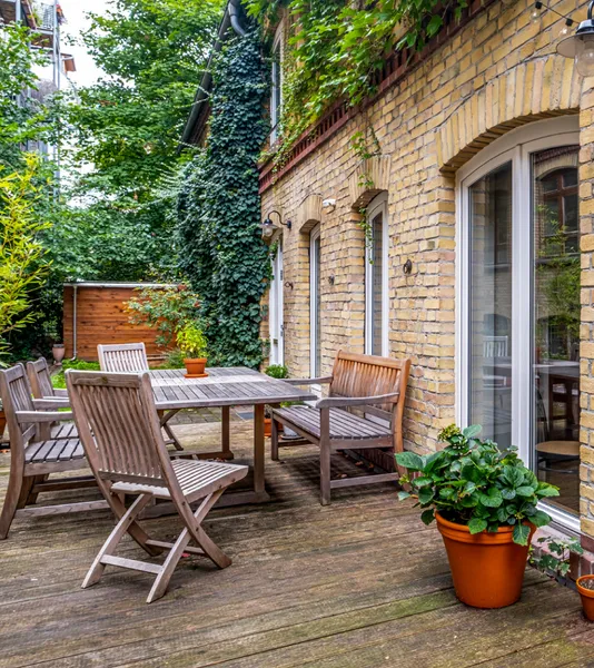 Traum  Loft-Remise mit privatem Garten & 54 m² Terrasse, ruhig im Herzen von Prenzlauer Berg — photo 1